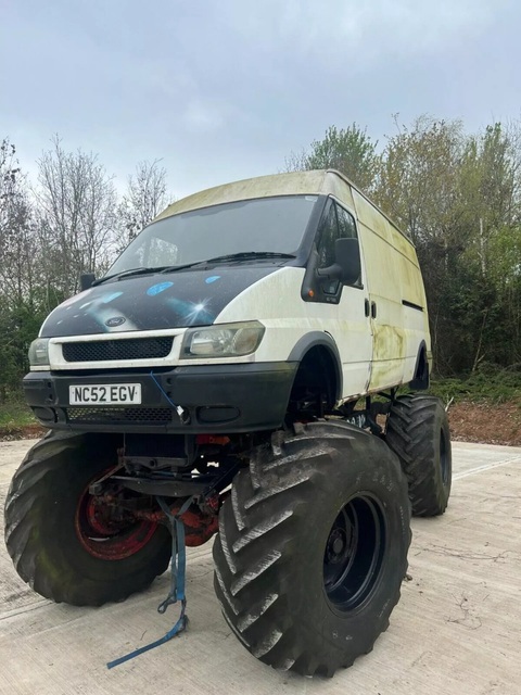 Ford Transit phiên bản quái vật được rao bán hơn 6.200 USD - Ảnh 2. Ford Transit phiên bản quái vật được rao bán hơn 6.200 USD - Ảnh 2.
