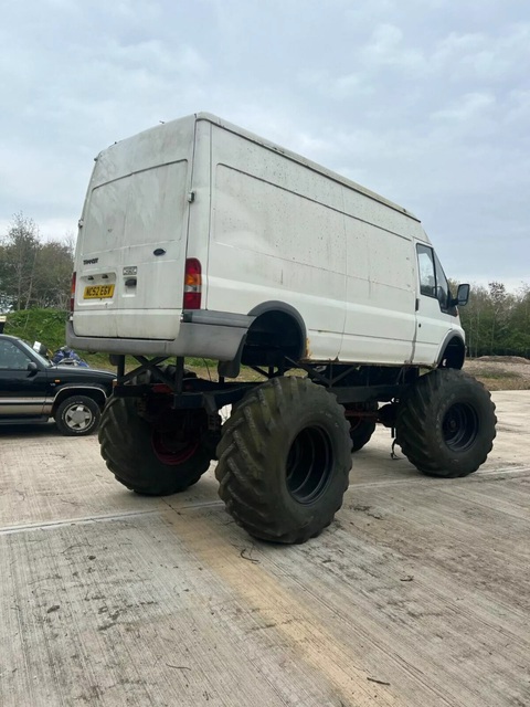 Ford Transit phiên bản quái vật được rao bán hơn 6.200 USD - Ảnh 3. Ford Transit phiên bản quái vật được rao bán hơn 6.200 USD - Ảnh 3.