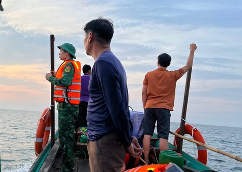 Hai anh em mất tích trên biển, đã tìm thấy thi thể một người - Ảnh 3. Hai anh em mất tích trên biển, đã tìm thấy thi thể một người - Ảnh 3.