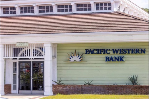 Ngân hàng PacWest bán khoản cho vay bất động sản có giá 2,6 tỉ USD - Ảnh 1. Ngân hàng PacWest bán khoản cho vay bất động sản có giá 2,6 tỉ USD - Ảnh 1.