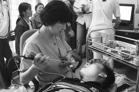 Coi nhẹ viêm xoang cẩn thận thương vong - Ảnh 1. PGS.TS Nguyễn Thị Ngọc Dinh đang thăm khám cho bệnh nhân - Ảnh: HÀ LINH