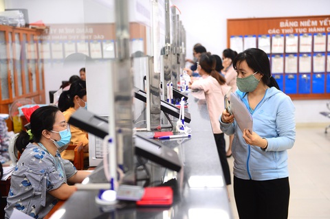 Có nên cấm cán bộ tiếp người dân ngoài trụ sở? - Ảnh 1. Cán bộ tại TP.HCM phục vụ người dân đến làm thủ tục hành chính - Ảnh: QUANG ĐỊNH