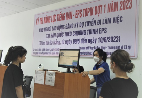 Đàm phán gỡ dừng tuyển lao động đi Hàn - Ảnh 1. Thí sinh dự thi chương trình EPS đợt 1 năm 2023 tại Đà Nẵng, điểm thi lớn nhất với hơn 23.400 người lao động đăng ký - Ảnh: TRƯỜNG TRUNG