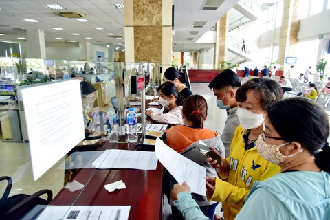 Cần thêm đối tượng, tăng thời gian giảm thuế VAT - Ảnh 1. Người dân đến giao dịch và làm các thủ tục về thuế tại Cục Thuế TP.HCM - Ảnh: T.T.D.