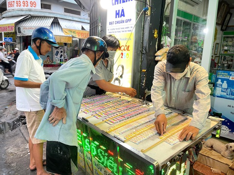 Loạn cào cào hoa hồng cho người bán vé số dạo - Ảnh 1. Loạn cào cào hoa hồng cho người bán vé số dạo - Ảnh 1.
