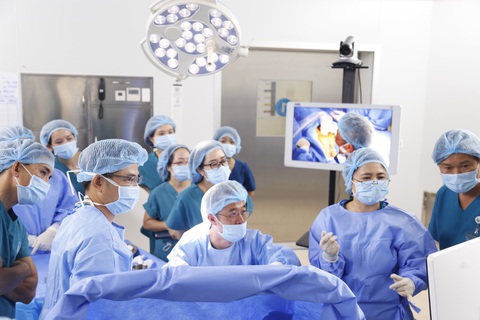 Lần đầu tiên, ứng dụng đốt sóng cao tần bảo tồn tử cung cho phụ nữ - Ảnh 1. Các bác sĩ của Bệnh viện Từ Dũ sử dụng phương pháp đốt sóng cao tần "xâm lấn tối thiểu" bảo toàn tử cung cho một bệnh nhân - Ảnh: Bệnh viện cung cấp