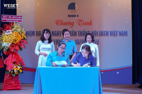 WESET English Center hỗ trợ nâng cao năng lực ngoại ngữ cho đoàn viên, thanh niên - Ảnh 1. Chị Vương Thục Loan - cố vấn đối ngoại của WESET và chị Tô Phương Thảo - bí thư Quận Đoàn, chủ tịch Hội LHTN Việt Nam quận 4 ký kết hợp tác