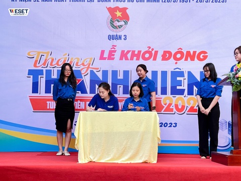 WESET English Center hỗ trợ nâng cao năng lực ngoại ngữ cho đoàn viên, thanh niên - Ảnh 2. Chị Vương Thục Loan - cố vấn đối ngoại của WESET cùng chị Phan Hồng Ngọc - bí thư Quận đoàn, chủ tịch Hội đồng Đội quận, giám đốc Nhà Thiếu nhi quận 3 ký kết hợp tác