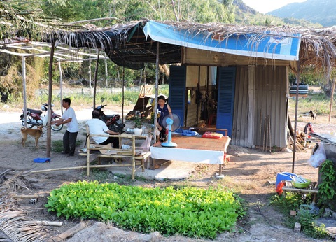 Cái chòi của hai vợ chồng thương binh Phạm Văn Khoát - Trần Thị Nhung ở Sông Lô, TP Nha Trang bị tỉnh Khánh Hòa xử phạt theo các điều khoản, mức phạt tiền (55 triệu đồng) y như 15 biệt thự vi phạm tại dự án Khu biệt thự cao cấp Ocean View Nha Trang - Ảnh: PHAN SÔNG NGÂN