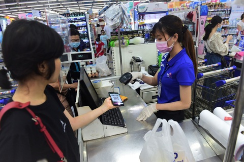 Rất ít người trẻ còn mua sắm bằng tiền mặt - Ảnh 2. Rất ít người trẻ còn mua sắm bằng tiền mặt - Ảnh 2.