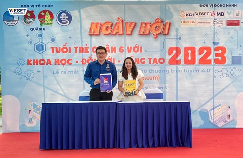 WESET English Center hỗ trợ nâng cao năng lực ngoại ngữ cho đoàn viên, thanh niên - Ảnh 3. Chị Phạm Yến Nhi - giám đốc đối ngoại WESET cùng anh Đinh Tuấn Linh - phó bí thư Quận Đoàn 6, chủ tịch Hội LHTN Việt Nam quận 6 ký kết hợp tác