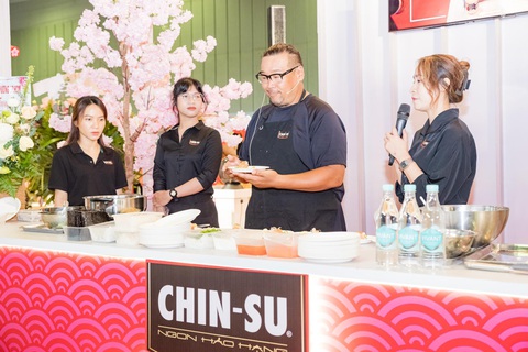 Bộ gia vị Chin-su truyền cảm hứng cho chuyên gia ẩm thực Nhật - Ảnh 3. "Sushi cá hồi" - món ăn gây bất ngờ cho đông đảo khách tham dự sự kiện khi được chế biến cùng nước mắm Việt Nam.
