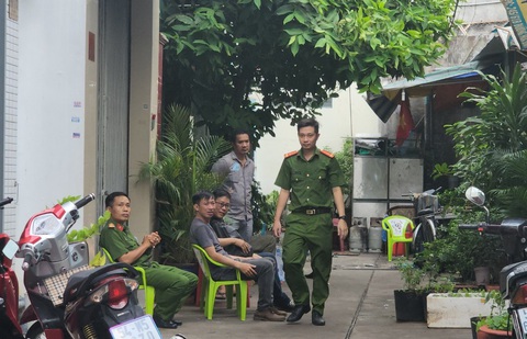 Lực lượng chức năng phong tỏa hiện trường vụ cháy - Ảnh: NGỌC KHẢI Lực lượng chức năng phong tỏa hiện trường vụ cháy - Ảnh: NGỌC KHẢI