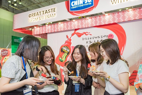 Bộ gia vị Chin-su truyền cảm hứng cho chuyên gia ẩm thực Nhật - Ảnh 4. Khách tham quan không khỏi thích thú trước mùi vị của các món ăn do chuyên gia ẩm thực Nhật thực hiện