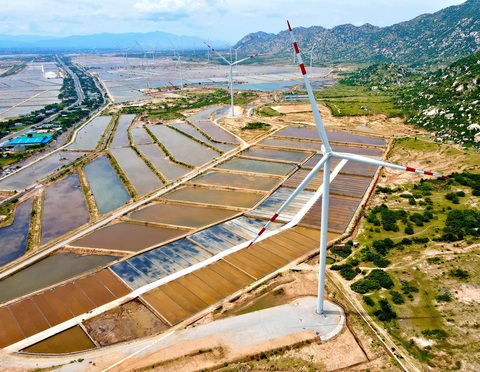 Mua điện Lào, Trung Quốc: Vì sao lãng phí năng lượng tái tạo? - Ảnh 1. Trong khi nhiều dự án điện gió, điện mặt trời đã hoàn thành nhưng không được phát điện lên lưới, ngành điện lại tăng đàm phán với Lào, Trung Quốc để nhập điện! - Ảnh: T.T.D.