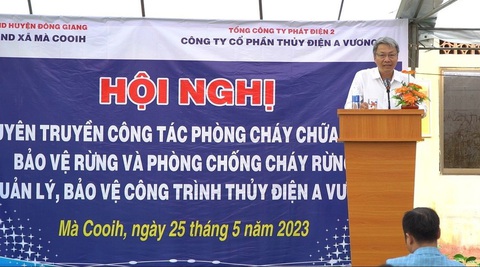 Thủy điện A Vương tuyên truyền cho người dân vùng dự án - Ảnh 1. Ông Ngô Xuân Thế - phó tổng giám đốc Công ty CP thủy điện A Vương phát biểu tại hội nghị - Ảnh: Lê Lãm