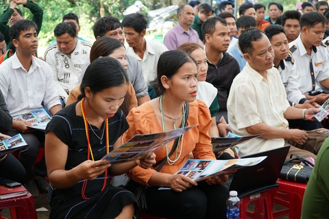 Thủy điện A Vương tuyên truyền cho người dân vùng dự án - Ảnh 3. Người dân trong vùng dự án được nhận tờ rơi tuyên truyền từ Công ty CP thủy điện A Vương - Ảnh: Lê Lãm