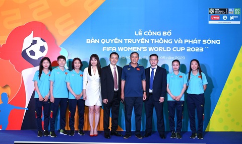 Đội tuyển nữ Việt Nam: Bước vào guồng quay World Cup 2023 - Ảnh 2. HLV Mai Đức Chung và các nữ tuyển thủ trong lễ công bố bản quyền World Cup 2023 tại Việt Nam - Ảnh: MINH ĐỨC