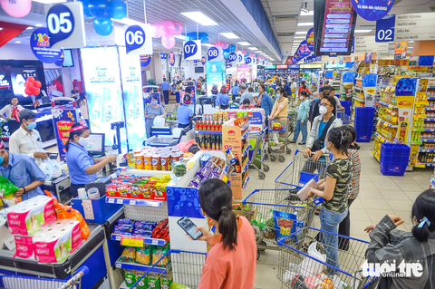 Rất ít người trẻ còn mua sắm bằng tiền mặt - Ảnh 1. Rất ít người trẻ còn mua sắm bằng tiền mặt - Ảnh 1.
