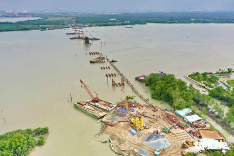 Trên công trường cầu Nhơn Trạch lớn nhất đường vành đai 3 TP.HCM - Ảnh 2. Trên công trường cầu Nhơn Trạch lớn nhất đường vành đai 3 TP.HCM - Ảnh 2.
