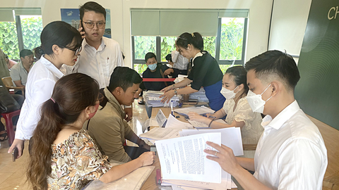 Đừng tranh cơ hội với người chưa có chốn an cư - Ảnh 1. Người đi nộp hồ sơ mua chung cư nhà ở xã hội tại lô đất B4-2 thuộc khu đô thị xanh Bàu Tràm Lakeside - Ảnh: TRƯỜNG TRUNG