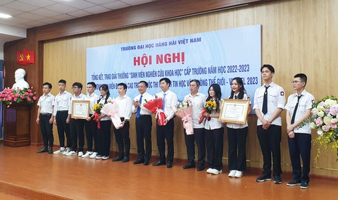 Sinh viên Hàng hải chế tạo robot AGV vận chuyển hàng tự động - Ảnh 1. Sinh viên Hàng hải chế tạo robot AGV vận chuyển hàng tự động - Ảnh 1.