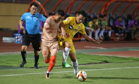 Công An Hà Nội thắng ngược Sông Lam Nghệ An trong trận đấu có tranh cãi - Ảnh 4. Công An Hà Nội thắng ngược Sông Lam Nghệ An trong trận đấu có tranh cãi - Ảnh 4.