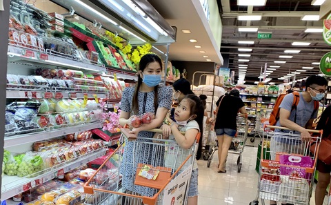 Đón đợt khuyến mãi lớn dịp hè - Ảnh 1. Bước vào mùa hè, các siêu thị thuộc Saigon Co.op tung khuyến mãi lớn để khách hàng thoải mái mua sắm - Ảnh: BÔNG MAI