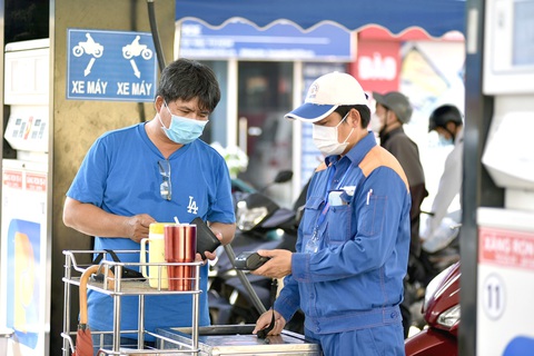 Không tiền mặt "phủ sóng" - Ảnh 2. Người dân quẹt thẻ thanh toán khi đổ xăng tại một cây xăng trên đường Nguyễn Văn Nghi, quận Gò Vấp, TP.HCM - Ảnh: NGỌC PHƯỢNG