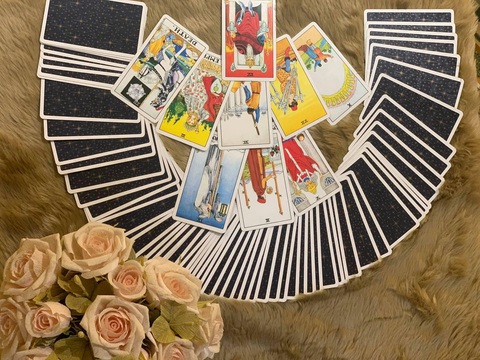 Nhan nhản quán cà phê xem bói bài tarot, sinh viên chi tiền triệu nghe thông điệp từ vũ trụ - Ảnh 1. Nhan nhản quán cà phê xem bói bài tarot, sinh viên chi tiền triệu nghe thông điệp từ vũ trụ - Ảnh 1.