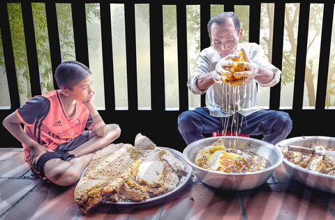 Gác kèo ong - chuyện cổ tích có thật ở rừng U Minh - Kỳ 1: Gác kèo ong từ thuở cha ông đi mở cõi - Ảnh 1. Ông Trần Văn Nhì vắt mật sau một lần “ăn ong” - Ảnh: NGUYỄN THANH DŨNG