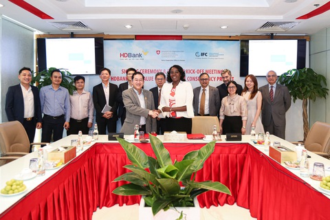 HDBank và IFC ký thỏa thuận hợp tác - Ảnh 1. HDBank và IFC thỏa thuận hợp tác tư vấn nâng tầm và mở rộng hoạt động tài trợ chuỗi - Ảnh: HDB