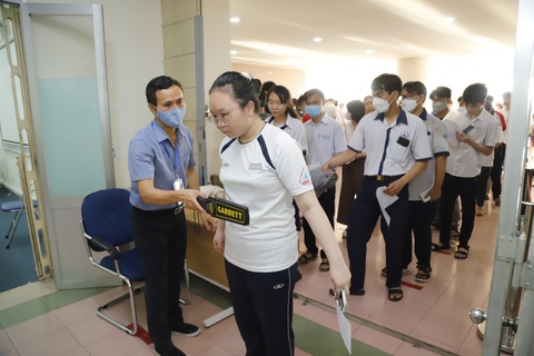 Thi đánh giá năng lực chuyên biệt: Dùng máy quét an ninh kiểm tra thí sinh - Ảnh 1. Thi đánh giá năng lực chuyên biệt: Dùng máy quét an ninh kiểm tra thí sinh - Ảnh 1.