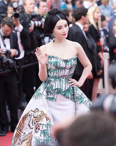 13 bộ cánh ấn tượng của Phạm Băng Băng tại Cannes 2023 - Ảnh 4. 13 bộ cánh ấn tượng của Phạm Băng Băng tại Cannes 2023 - Ảnh 4.