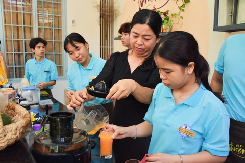 Quán cà phê giúp nhân viên vượt qua mặc cảm - Ảnh 1. Quán cà phê giúp nhân viên vượt qua mặc cảm - Ảnh 1.