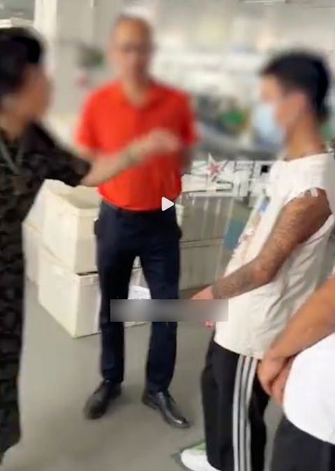 Suýt bị đuổi việc vì cơ thể có... hình xăm - Ảnh 1. Suýt bị đuổi việc vì cơ thể có... hình xăm - Ảnh 1.
