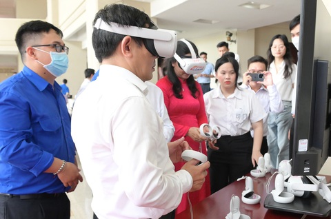 Trải nghiệm kính thực tại ảo như được gặp Bác Hồ - Ảnh 1. Tham quan, trải nghiệm phòng trưng bày thực tại mở rộng Không gian văn hóa Hồ Chí Minh tại ĐH Quốc gia TP.HCM - Ảnh: T.HUỲNH