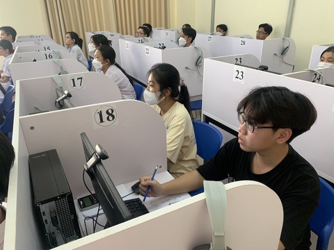 Thi đánh giá năng lực chuyên biệt: Dùng máy quét an ninh kiểm tra thí sinh - Ảnh 3. Thi đánh giá năng lực chuyên biệt: Dùng máy quét an ninh kiểm tra thí sinh - Ảnh 3.