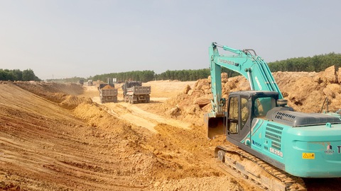 Ở bên mỏ cát vẫn thiếu cát trầm trọng - Ảnh 1. Cao tốc Bắc - Nam qua Quảng Ngãi cần cả triệu mét khối cát, bài toán thiếu cát vẫn chưa có lời giải vì các mỏ cát chưa đưa vào khai thác - Ảnh: TRẦN MAI