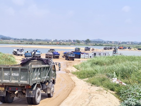 Mỏ cát Nghĩa Dũng (thành phố Quảng Ngãi) là mỏ cát cuối cùng trên sông Trà Khúc được phép khai thác đến năm 2022. Các mỏ cát trữ lượng lớn trên sông Trà Khúc được đưa ra đấu giá nhưng chưa có mỏ nào hoạt động - Ảnh: TRẦN MAI