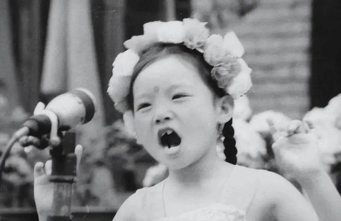 Cung Lâm Na: 47 tuổi tái xuất Cbiz, oanh tạc sô ‘Đạp gió 2023’ và cuộc hôn nhân đáng ngưỡng mộ - Ảnh 3. Cung Lâm Na: 47 tuổi tái xuất Cbiz, oanh tạc sô ‘Đạp gió 2023’ và cuộc hôn nhân đáng ngưỡng mộ - Ảnh 3.
