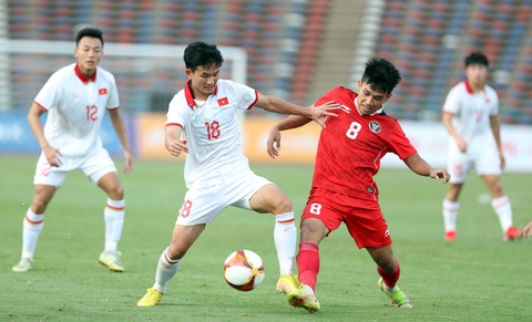Vòng loại U23 châu Á 2024: Thêm cơ hội cho U23 Việt Nam hoàn thiện - Ảnh 1. U23 Việt Nam (trái) sẽ có thêm giải đấu "dễ thở" để trưởng thành - Ảnh: N.K.