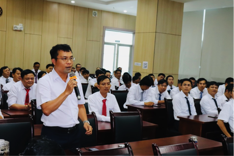 Công ty thủy điện Sông Bung tổ chức thành công hội nghị người lao động năm 2023 - Ảnh 2. Ông Lê Quốc Hùng - chuyên viên Phòng KTAT phát biểu tại hội nghị
