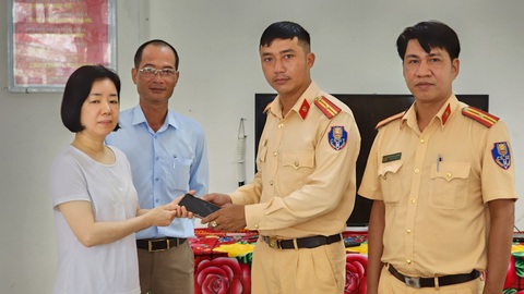 Lan tỏa hình ảnh đẹp, ‘dẹp’ tin giả, tin độc - Ảnh 1. Hình ảnh đẹp về lực lượng CSGT Đà Nẵng tìm được điện thoại di động giúp du khách nước ngoài - Ảnh: H.B.