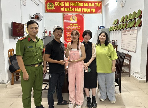 Lan tỏa hình ảnh đẹp, ‘dẹp’ tin giả, tin độc - Ảnh 2. Trao trả điện thoại mà du khách bỏ quên trên xe - Ảnh: H.B.