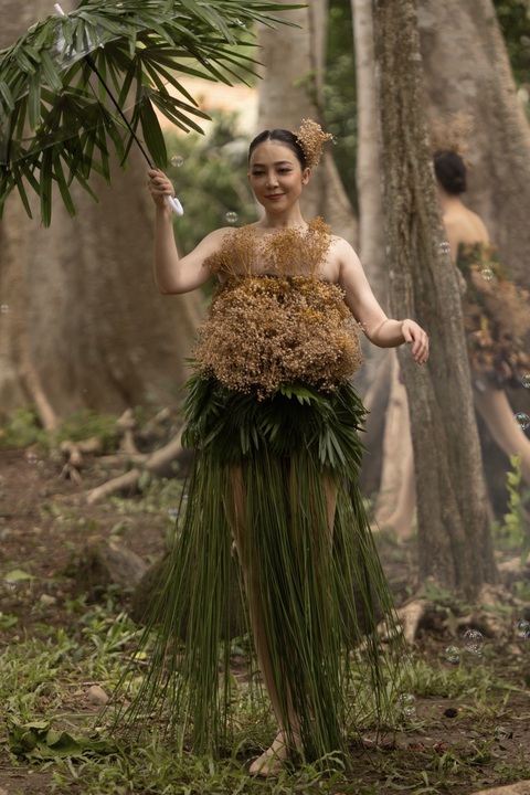 Thời trang làm từ hoa, lá rừng gây tổn hại môi trường? - Ảnh 5. Thời trang làm từ hoa, lá rừng gây tổn hại môi trường? - Ảnh 5.