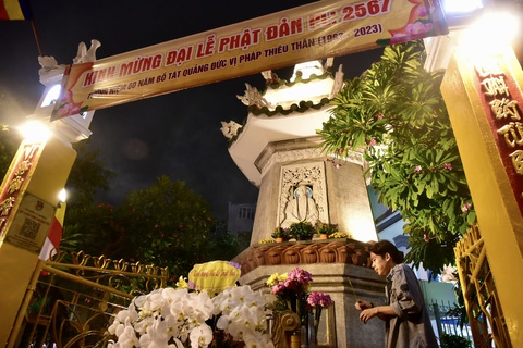 Diễu hành xe hoa mừng Phật đản, tưởng niệm Bồ tát Thích Quảng Đức - Ảnh 5. Diễu hành xe hoa mừng Phật đản, tưởng niệm Bồ tát Thích Quảng Đức - Ảnh 5.