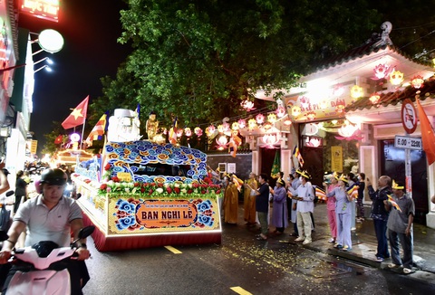 Diễu hành xe hoa mừng Phật đản, tưởng niệm Bồ tát Thích Quảng Đức - Ảnh 1. Diễu hành xe hoa mừng Phật đản, tưởng niệm Bồ tát Thích Quảng Đức - Ảnh 1.