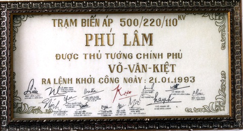 Đường dây 500kV Bắc - Nam mở đầu cho hiện đại hóa hệ thống truyền tải quốc gia - Ảnh 2. Bảng lưu bút ra lệnh khởi công xây dựng Trạm 500kV Phú Lâm (TP.HCM)