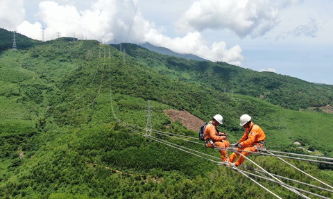 Đường dây 500kV Bắc - Nam mở đầu cho hiện đại hóa hệ thống truyền tải quốc gia - Ảnh 1. Công nhân Công ty Truyền tải điện 2 sửa chữa đường dây 500kV Bắc – Nam